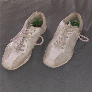 Women’s white cheer shoes